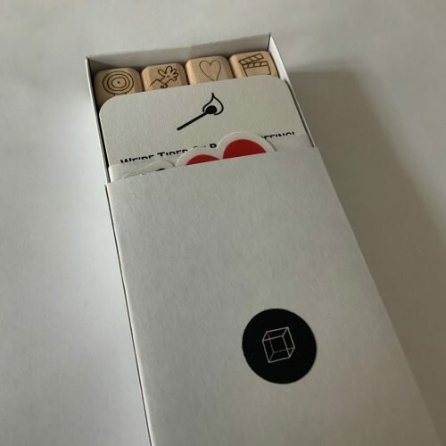 TheDebriefingCube_paperbox_2